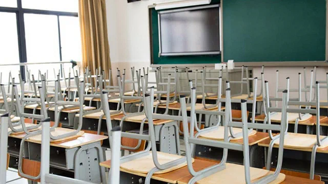 Okul sınıfında temizlik çalışması